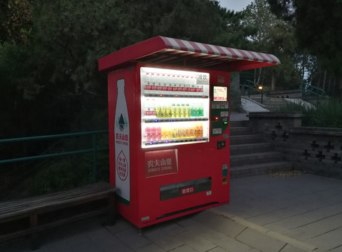 自动售货机 从机械臂到智能屏，三十年变迁全景录